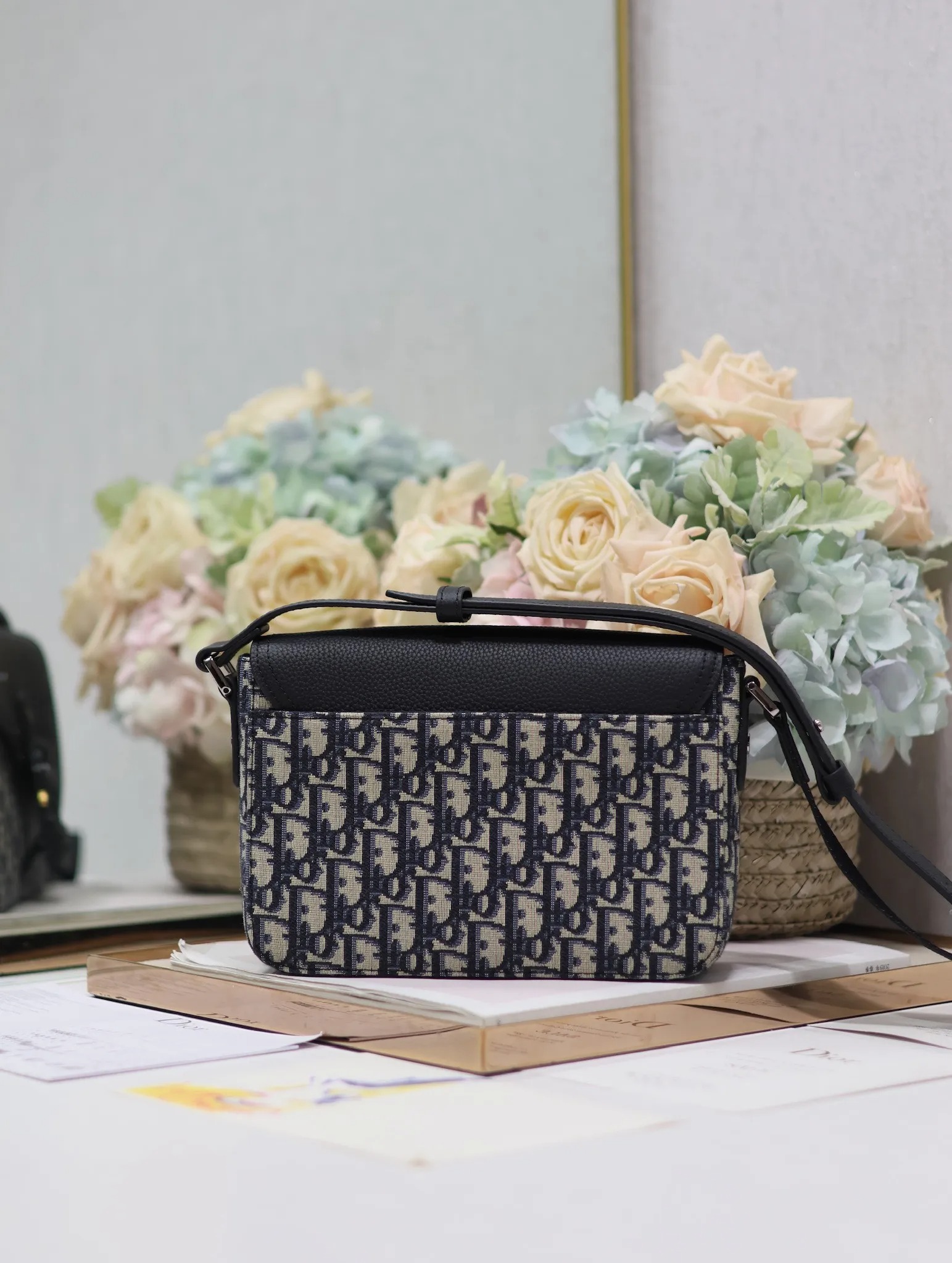 디올 049 프린트 가죽 새들 플랩 메신저 백 (남성용) - 상세 이미지 4개