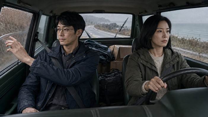 움직이는 향은 젖고 무거운 차 안에서 시작됐다.