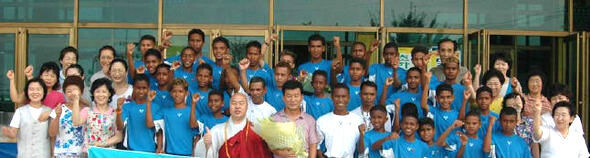 동티모르유소년축구단을 초청해 함께 한 무원 스님. 천태종 제공