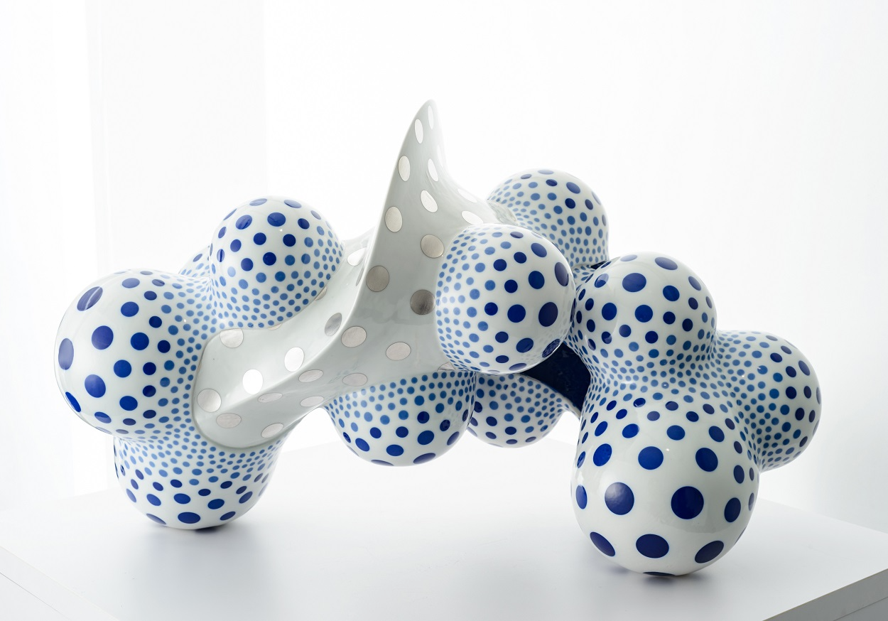 中島晴美(Harumi Nakashima)=Proliferating Forms–2033, Porcelain, H37.5×W60× D30.5㎝, 2020. 통인화랑제공.