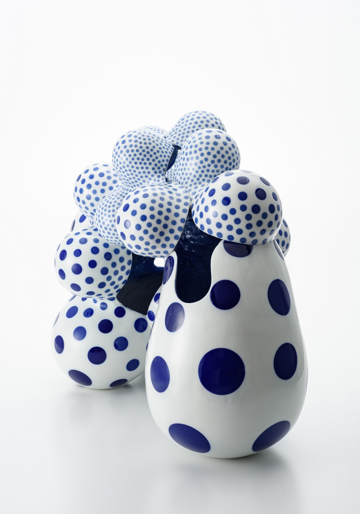 Nakashima Harumi=Proliferating Forms–2036,Porcelain, H51×W63×D35㎝, 2020. photo=Yuji Imamura, Sokyo Gallery.