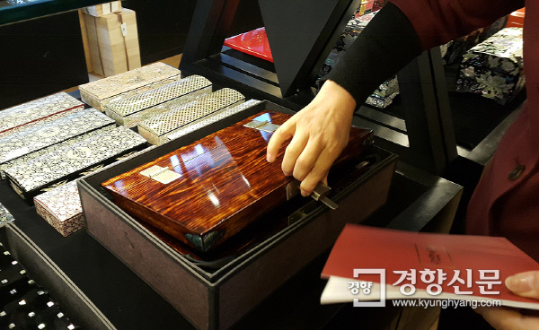 통인가게(화랑)에서 이계선 대표가 작가들의 작품을 직접 소개하고 있다. 사진 | 손재철기자 son@kyunghyang.com