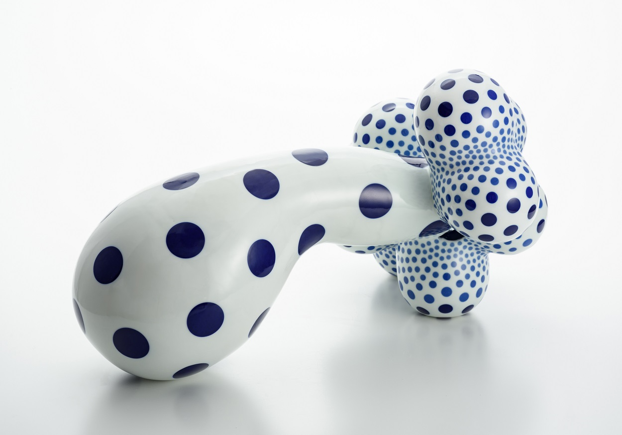 Nakashima Harumi=A Disclosing Form-1810,Porcelain, H35×W45×D68㎝, 2018. photo=Yuji Imamura, Sokyo Gallery.