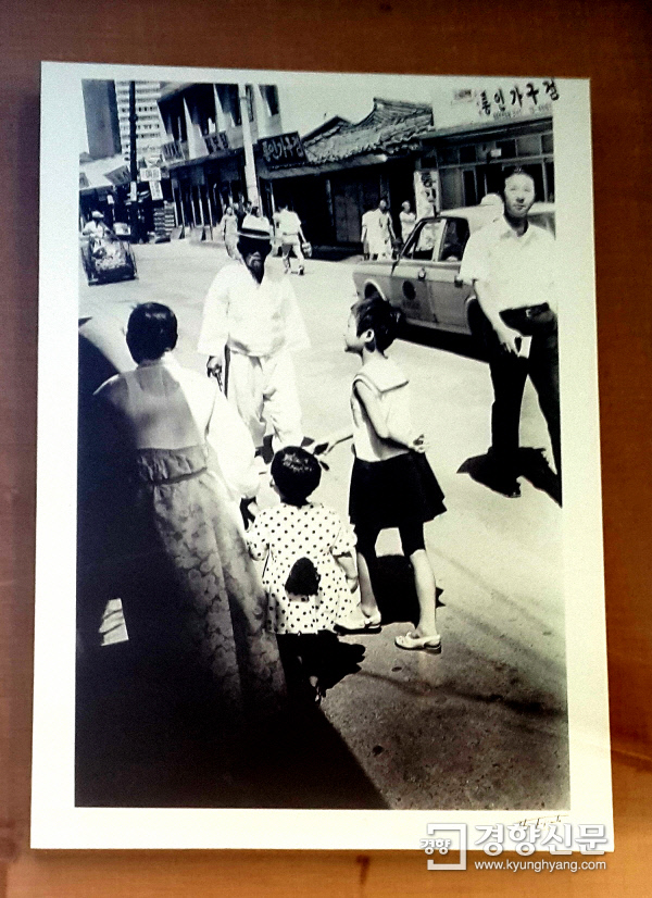 1970년대 통인가게(화랑) 모습을 담은 한 장의 흑백사진. 당시 풍속과 의류, 도시환경, 경제적 시대상을 엿볼 수 있는 사진이다. 사진 | 손재철기자 son@kyunghyang.com