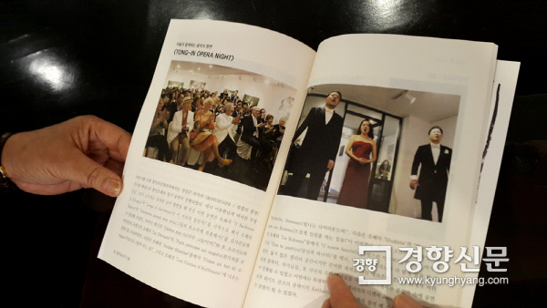 이계선 대표가 <통인미술> 책자를 소개하고 있다. 책자에는 통인가게(화랑)을 찾아온 국내외 인사들이 통인 5층 갤러리에서 공연을 감상하는 모습을 담고 있다. 사진 | 손재철기자 son@kyunghyang.com