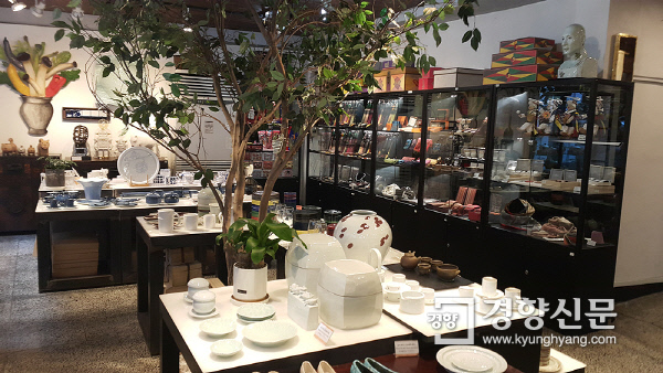 통인가게(화랑) 1층 전시장. 각종 한국 공예품들이 전시·판매되는 공간이다. 사진 | 손재철기자 son@kyunghyang.com