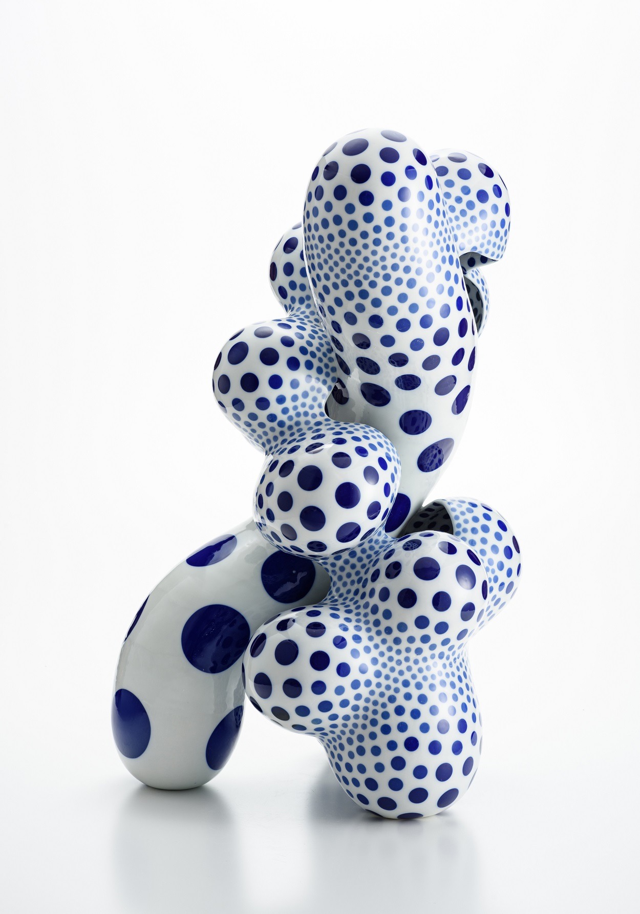 Nakashima Harumi=A Disclosing Form–1605,Porcelain, H67×W39×D39㎝,2016. photo=Yuji Imamura, Sokyo Gallery.
