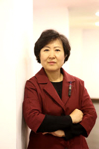 이계선 통인가게·통인화랑 대표가 갤러리 공간에서 포즈를 취하고 있다.