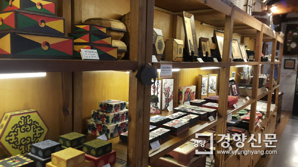 통인가게(화랑) 1층 전시 공간 곳곳에 공예작가 작품들이 전시돼 있다. 사진 | 손재철기자 son@kyunghyang.com