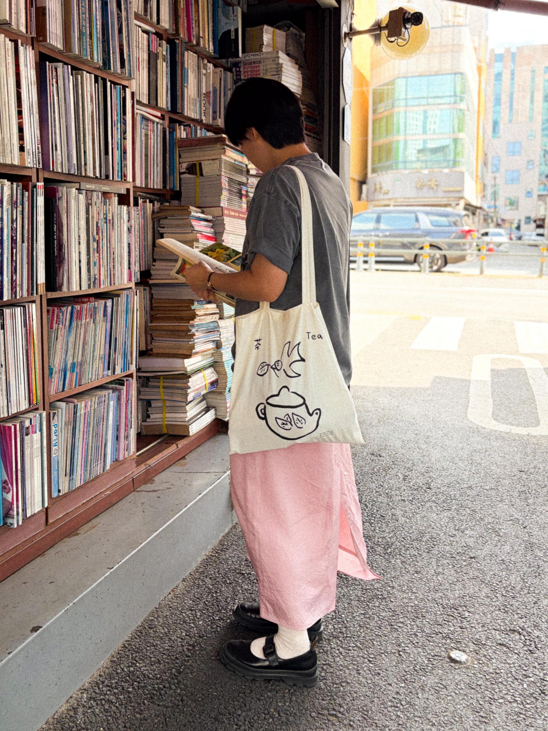 Bird and Green Tea Tote bag