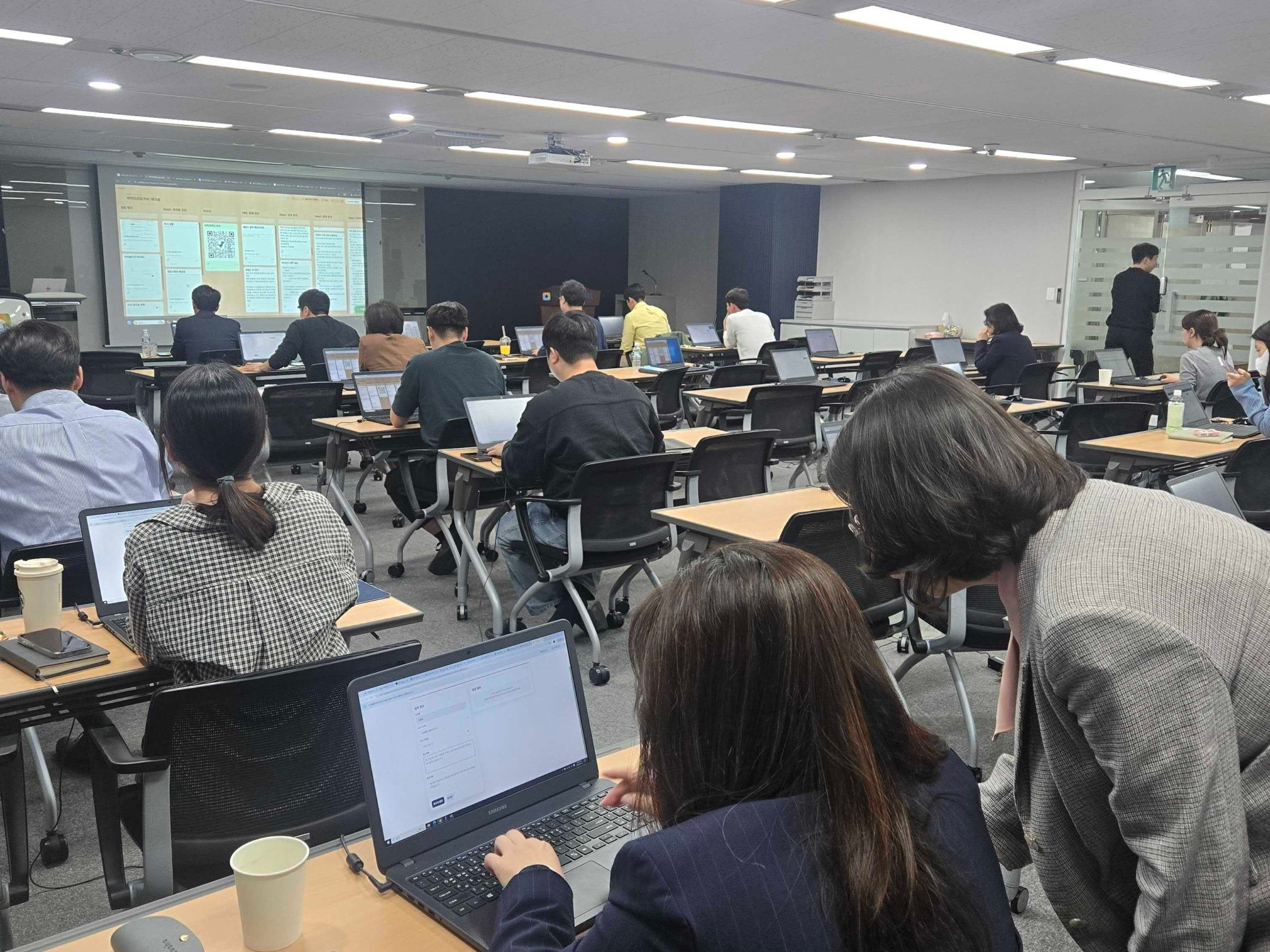 ▲ 실제 여신금융협회 바이브코딩 AI 실습 현장