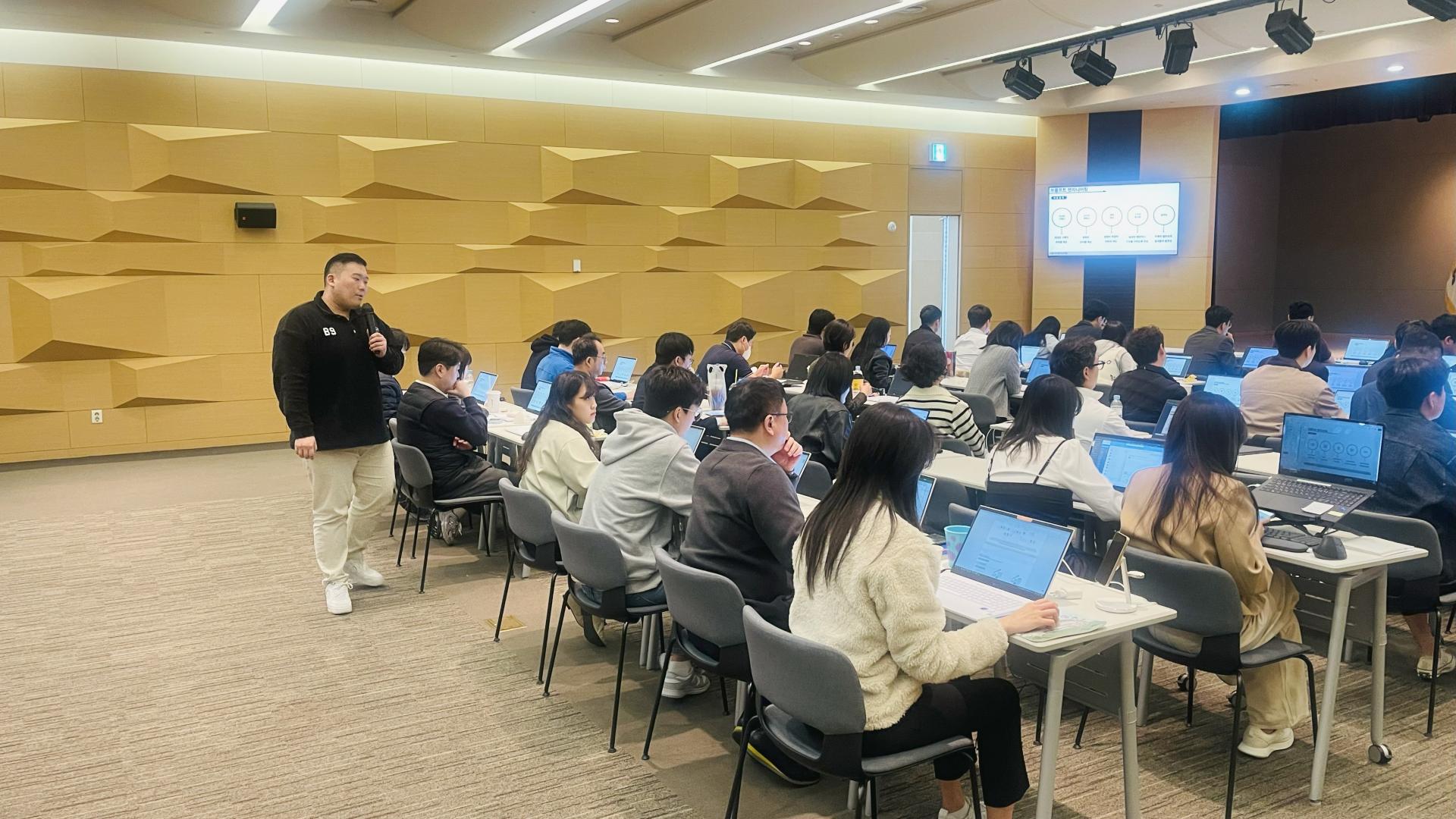 동아쏘시오홀딩스 전사 임직원 대상 AI 교육 현장 사진