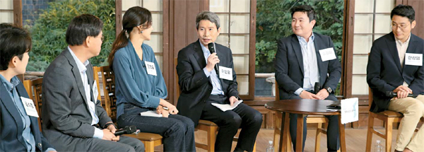 `한반도의 새로운 미래 평화뉴딜을 꿈꾸다`라는 주제로 지난 7일 서울 중구 한국의집에서 열린 통일부 주최 토크콘서트에서 이인영 장관과 패널들이 짐 로저스 로저스홀딩스 회장과 화상으로 이야기를 나누고 있다. 왼쪽부터 김수정 산업연구원 부연구위원, 서양원 매일경제 전무, 사회를 맡은 안현모 씨, 이 장관, 이원재 요즈마코리아 대표, 한상엽 소풍벤처스 대표.  [이승환 기자]