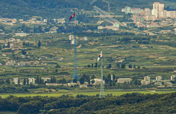 파주 접경지역에서 바라본 서부전선 비무장지대(DMZ) 남한 대성동 마을의 태극기와 북한 기정동 마을의 인공기가 펄럭이고 있다. 경기일보DB