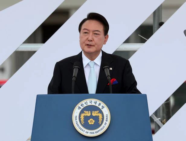 윤석열 대통령과 부인 김건희 여사가 15일 서울 용산 대통령실 잔디마당에서 열린 제77주년 광복절 경축식에서 경축사를 하고 있다. /뉴시스