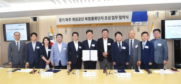 '경기 파주개성공단 복합물류단지 조성협약식' 이재명 대통령이 2019년 경기도지사 시절 경기도 북부청사 회의실에서 열린 '경기 파주개성공단 복합물류단지 조성협약식'에서 개성공단기업협회 회원들과 기념촬영을 하고 있다.