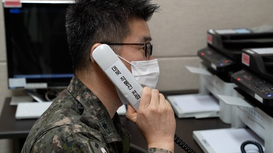 북한이 한미연합훈련에 반발하며 일방적으로 단절했던 남북통신연락선이 재복원된 10월 4일 군 관계자가 남북 군 통신선 시험통화를 하고 있다. 국방부