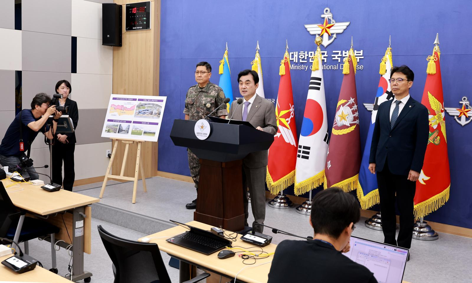 안규백 국방부 장관이 17일 서울 용산구 국방부 브리핑실에서 군사시설 규제개선 정책을 발표하고 있다. 2026.6.17 (서울=뉴스1)