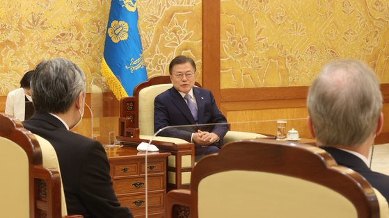 문재인 대통령이 6월 22일 오후 청와대에서 방한한 성 김 미국 국무부 대북정책특별대표를 접견하고 있다. 연합뉴스