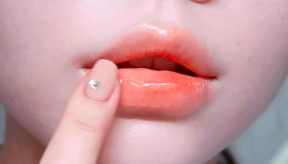 살구빛 립마스크 제형이 입술에 끈적임 없이 윤기와 볼륨 광택을 주는 텍스처