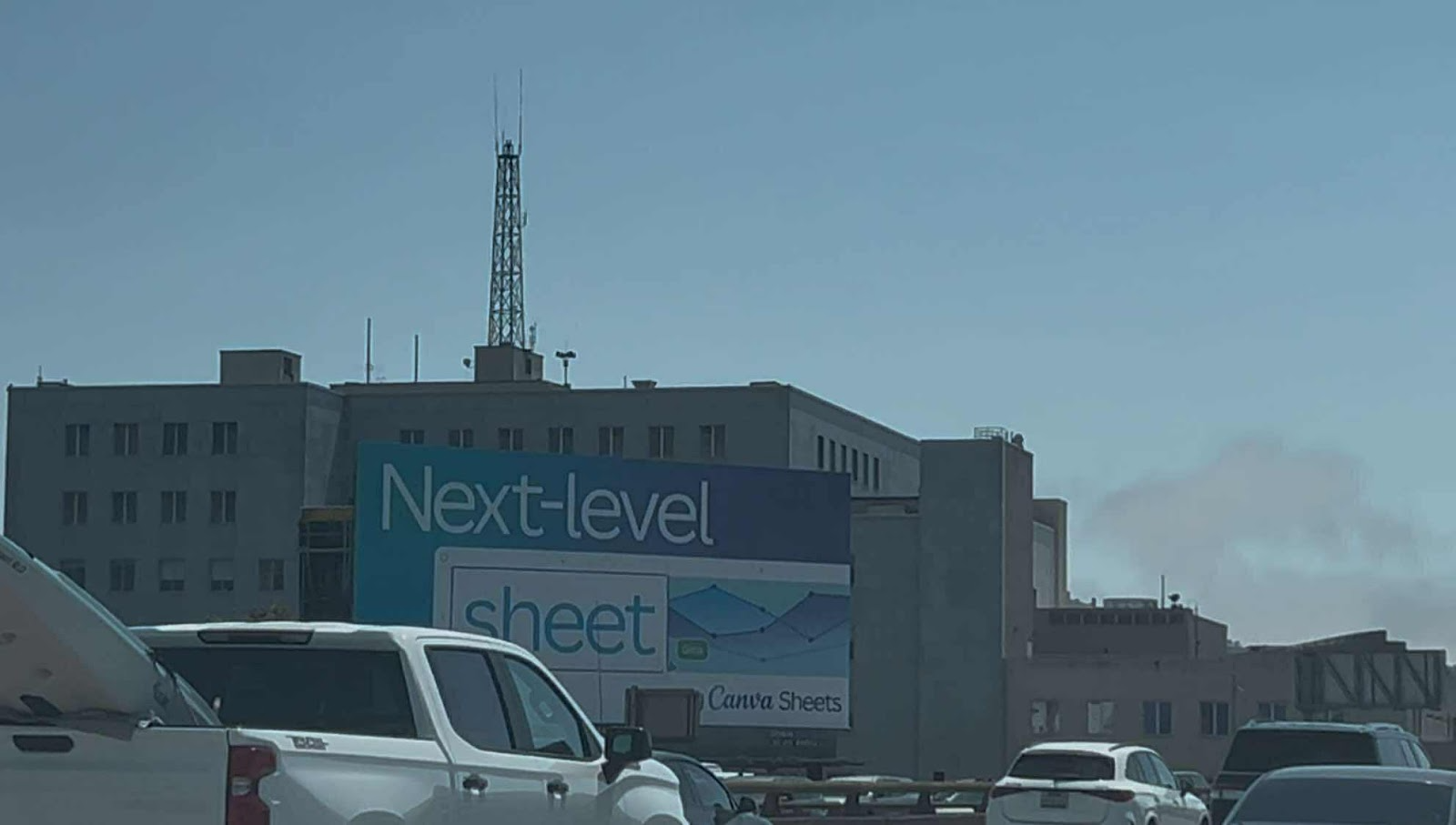 텍스트, 하늘, 야외, 육상 차량이(가) 표시된 사진    AI 생성 콘텐츠는 정확하지 않을 수 있습니다.