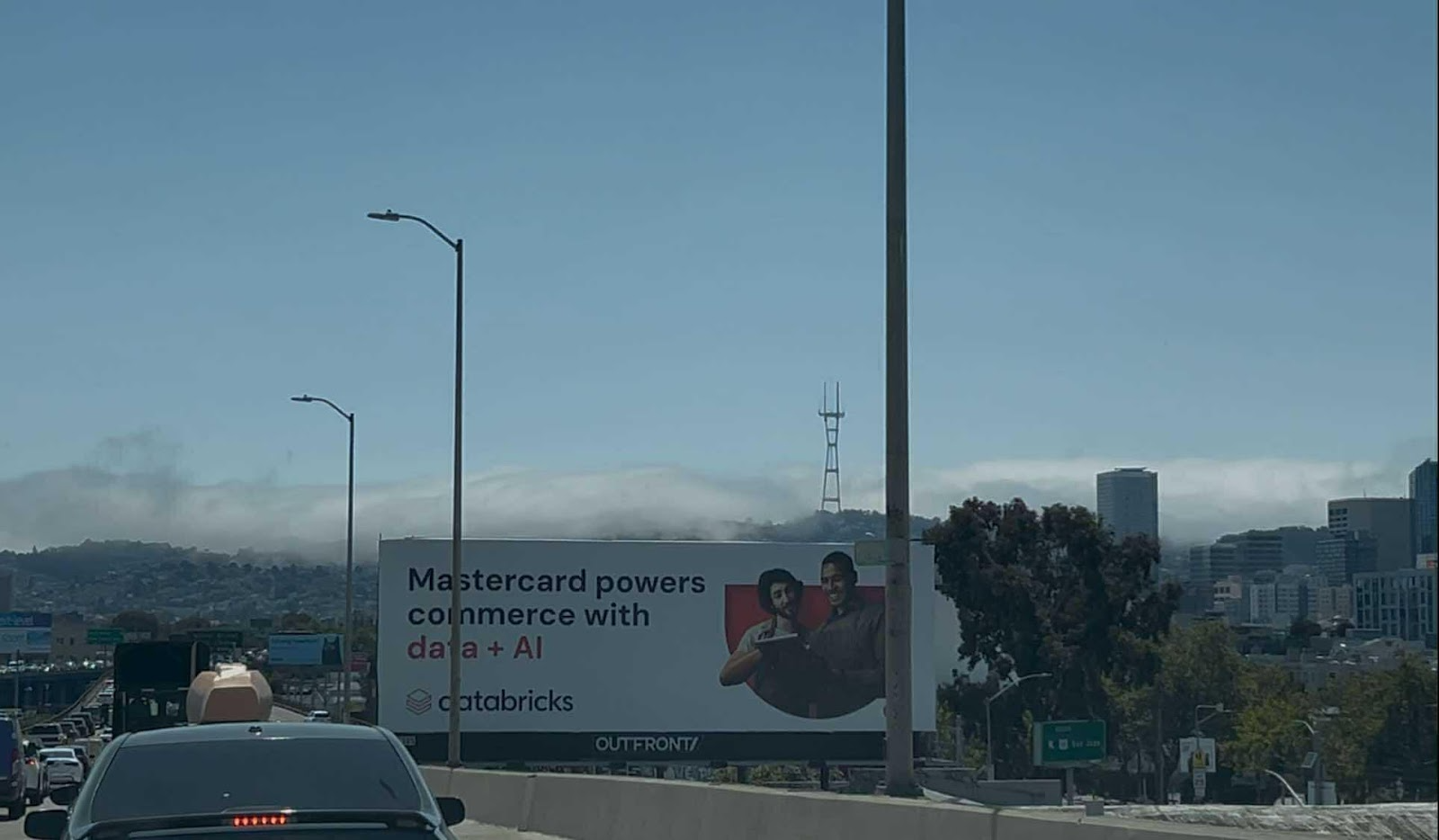 야외, 텍스트, 하늘, 육상 차량이(가) 표시된 사진    AI 생성 콘텐츠는 정확하지 않을 수 있습니다.