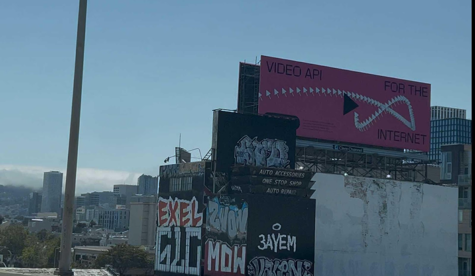 야외, 텍스트, 하늘, 광고판이(가) 표시된 사진    AI 생성 콘텐츠는 정확하지 않을 수 있습니다.