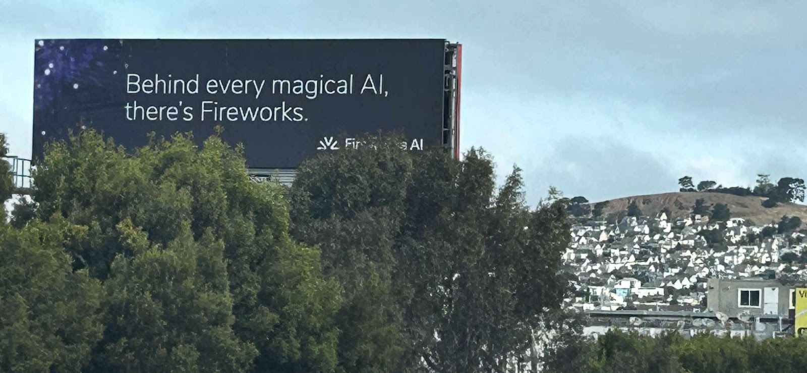 야외, 텍스트, 하늘, 광고판이(가) 표시된 사진    AI 생성 콘텐츠는 정확하지 않을 수 있습니다.