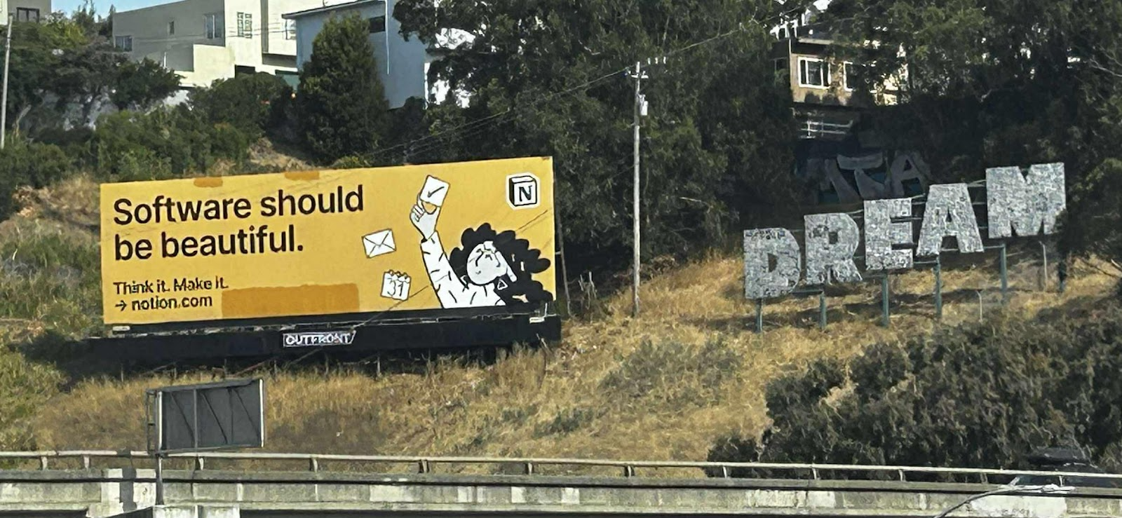 야외, 텍스트, 나무, 광고판이(가) 표시된 사진    AI 생성 콘텐츠는 정확하지 않을 수 있습니다.