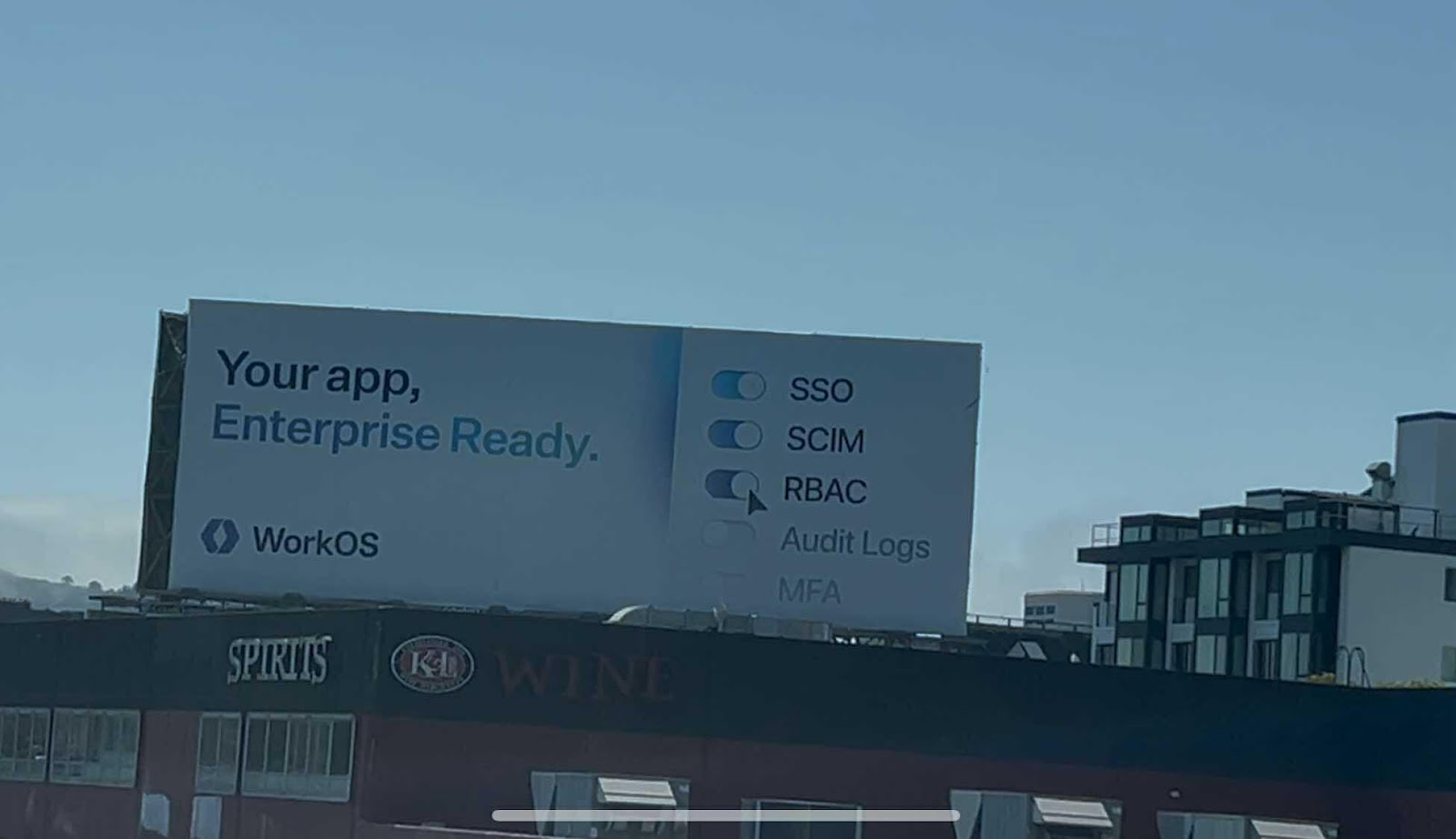 텍스트, 하늘, 야외, 광고판이(가) 표시된 사진    AI 생성 콘텐츠는 정확하지 않을 수 있습니다.