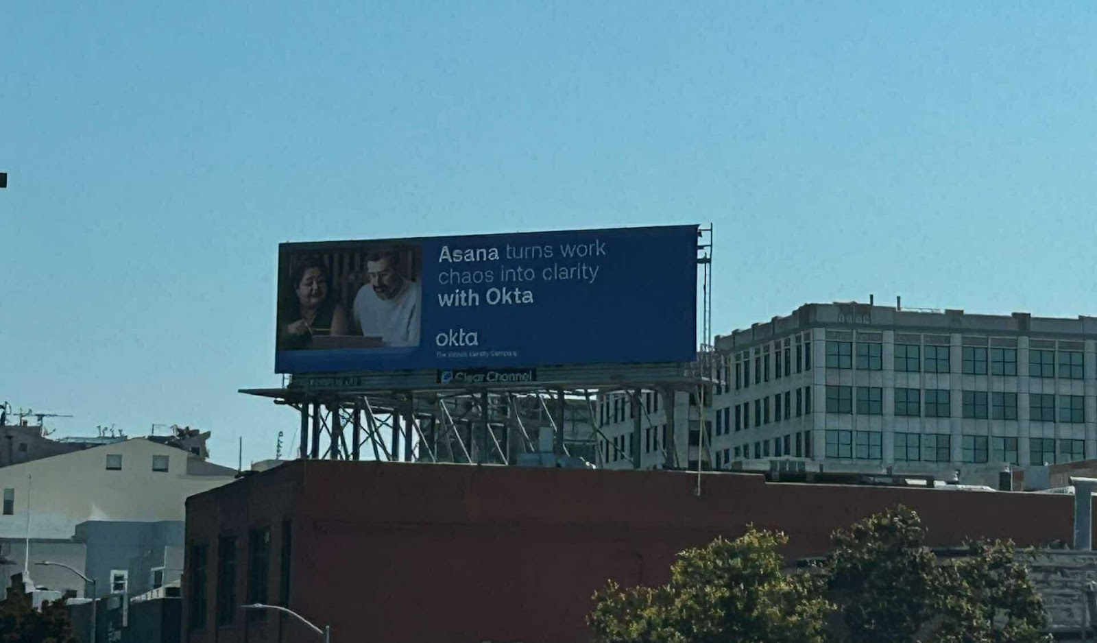 텍스트, 야외, 하늘, 광고판이(가) 표시된 사진    AI 생성 콘텐츠는 정확하지 않을 수 있습니다.