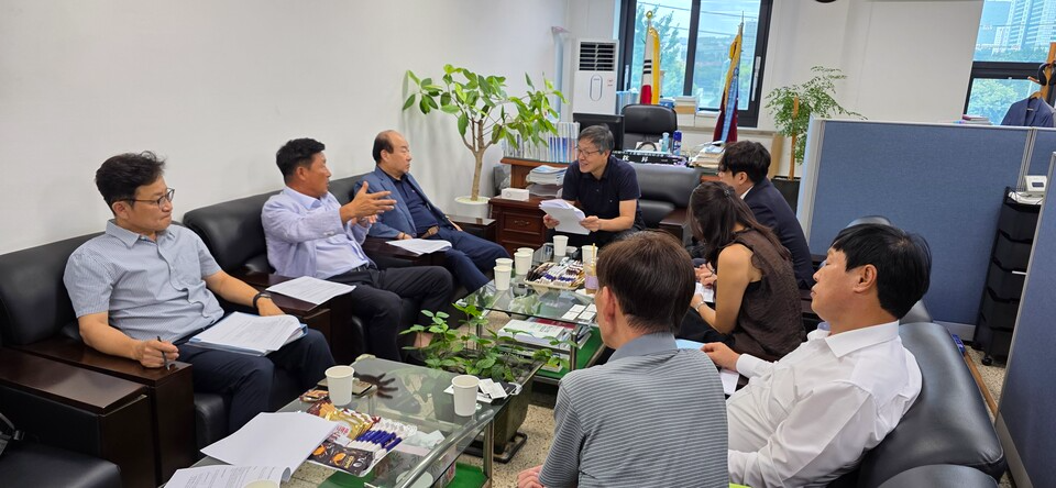 편운기 전무(왼쪽에서 두번째)가 고압가스 충전사업장 내에서의 철저한 안전관리 등을 소개하고 있다.