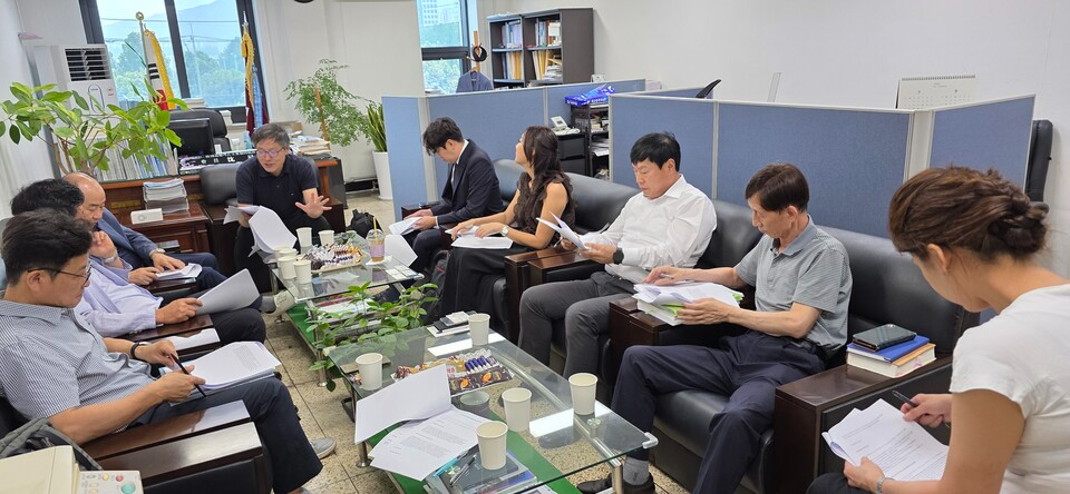 신동일 가스학회 부회장이 가스운반차량 화재 시 고압가스용기 안전 시뮬레이션 기반을 분석한 자료를 보며 상세하게 설명하고 있다.