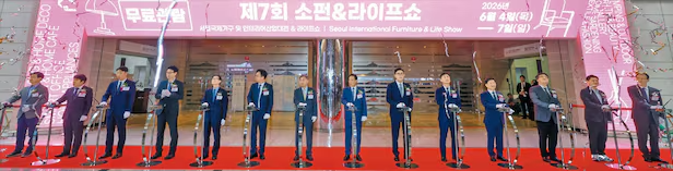 4일 '2026 소펀앤라이프쇼' 개막식에 참석한 주요 인사들이 전시회 시작을 알리는 축포 버튼을 누르고 있다. 왼쪽부터 정백재 지누스 대표이사, 김홍극 신세계까사 대표이사, 정현석 롯데백화점 대표이사, 현창하 경기도경제과학진흥원 상임이사, 윤진식 한국무역협회 회장, 이병권 중소벤처기업부 제2차관, 홍준호 조선일보 발행인, 이순종 대한가구산업협동조합연합회 회장, 심승일 중소기업중앙회 부회장, 백호성 조달청 국장, 김헌중 한국산림단체연합회 회장, 김건수 한국가구학회 회장, 조동주 이랜드월드 대표이사, 오세용 스마트브루어리 대표이사. /장련성 기자