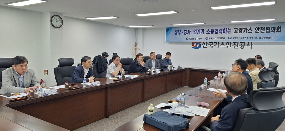 산업부 에너지안전과 황윤길 과장(왼쪽에서 세번째)과 가스안전공사 서원석 안전관리이사 등이 고압가스업계의 의견을 청취하고 있다.
