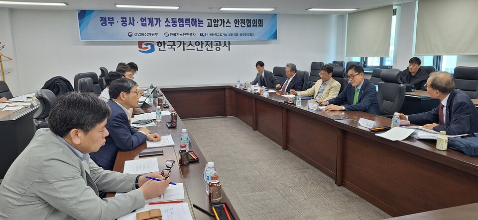 고압가스협회 심승일 회장(오른쪽에서 두번째)과 협회 부회장들이 용기 재검사주기 완화 방안에 대해 산업부 및 가스안전공사를 대상으로 설명하고 있다.