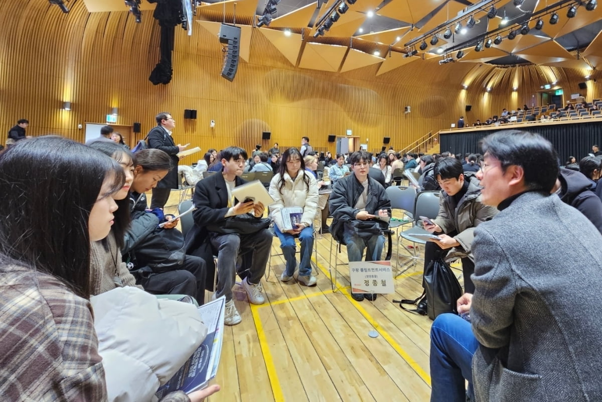 정종철 쿠팡 풀필먼트서비스(CFS) 대표가 청년들과 이커머스 업계에서 필요한 인재상에 대해 설명하고 있다. 쿠팡풀필먼트서비스는 쿠팡의 물류 계열사로 전국 물류센터 운영과 배송 관리를 담당하며 로켓배송의 핵심 역할을 수행하고 있다. 권용훈 기자