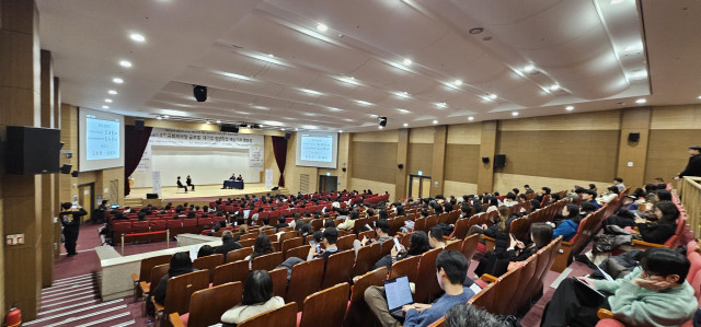 전체 참가자를 대표해 2명의 청년이 공개 모의면접을 진행하고 있다