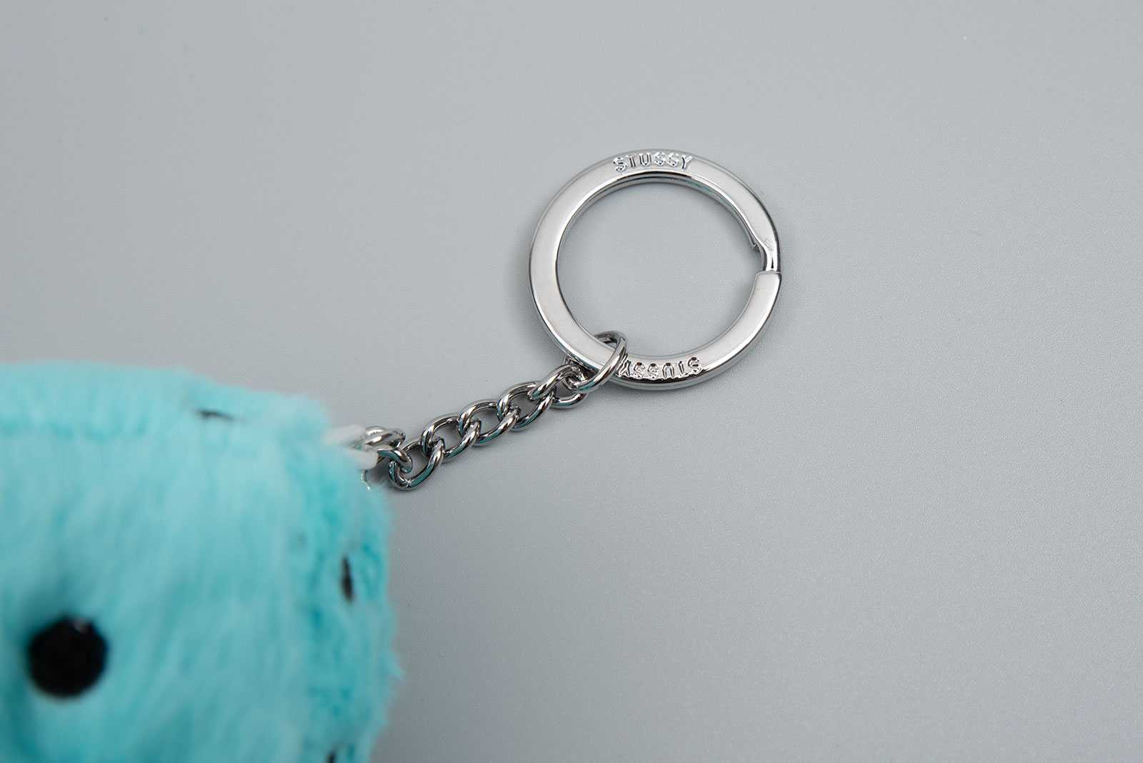 STUSSY FUZZY DICE KEYCHAIN : 월드피스 다이어트