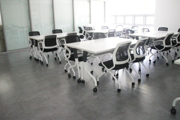 송부종합사회복지관 4층 온누리실 책상은 높낮이가 조절되지 않아 휠체어를 사용하는 장애인이 이용하는데 불편이 따를 것으로 보였다. ⓒ박종태