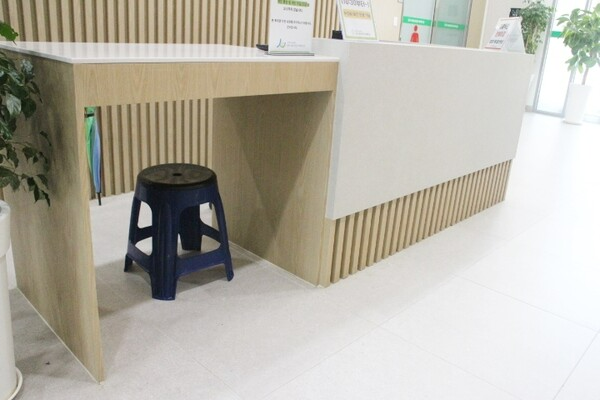 송부종합사회복지관 1층 안내데스크는 옆 한쪽의 높이를 낮추고 밑에 휠체어가 들어갈 공간이 마련됐다. ⓒ박종태