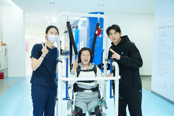 푸르메재단 넥슨어린이재활병원을 찾아 재활치료를 받는 어린이들을 응원한 이정후 선수.ⓒ푸르메재단