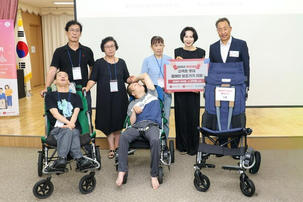 롯데장학재단·롯데복지재단이 지난 4일 서울 여의도 이룸센터 이룸홀에서 ‘2026년 롯데재단 장애인 보조기기 전달식’을 열고, 총 3억 원 상당의 보조기기를 지원했다.ⓒ롯데장학재단