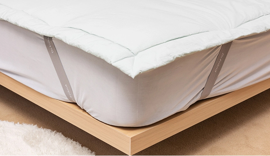 Dr.Friend Sleep Pad placed inside the included laundry bag, illustrating proper care and washing preparation