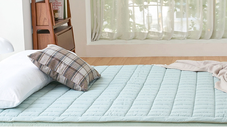 Mint Dr.Friend Sleep Pad styled in a sunlit bedroom, emphasizing a clean and airy interior mood
