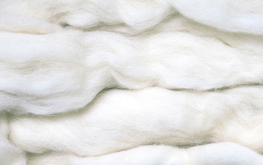 Close-up image of natural French wool used in the Dr.Friend Sleep Pad, highlighting soft texture and year-round comfort