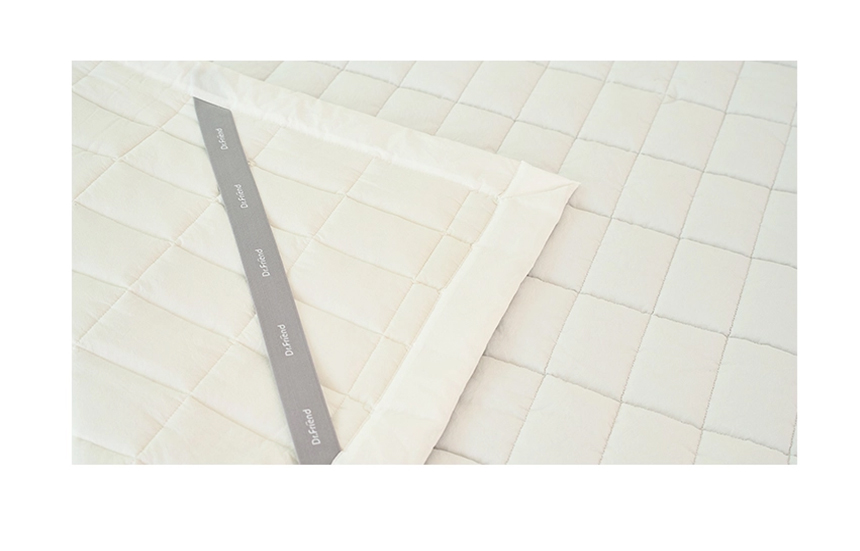 Detailed view of the white Dr.Friend Sleep Pad fabric showing quilted stitching and smooth cotton texture