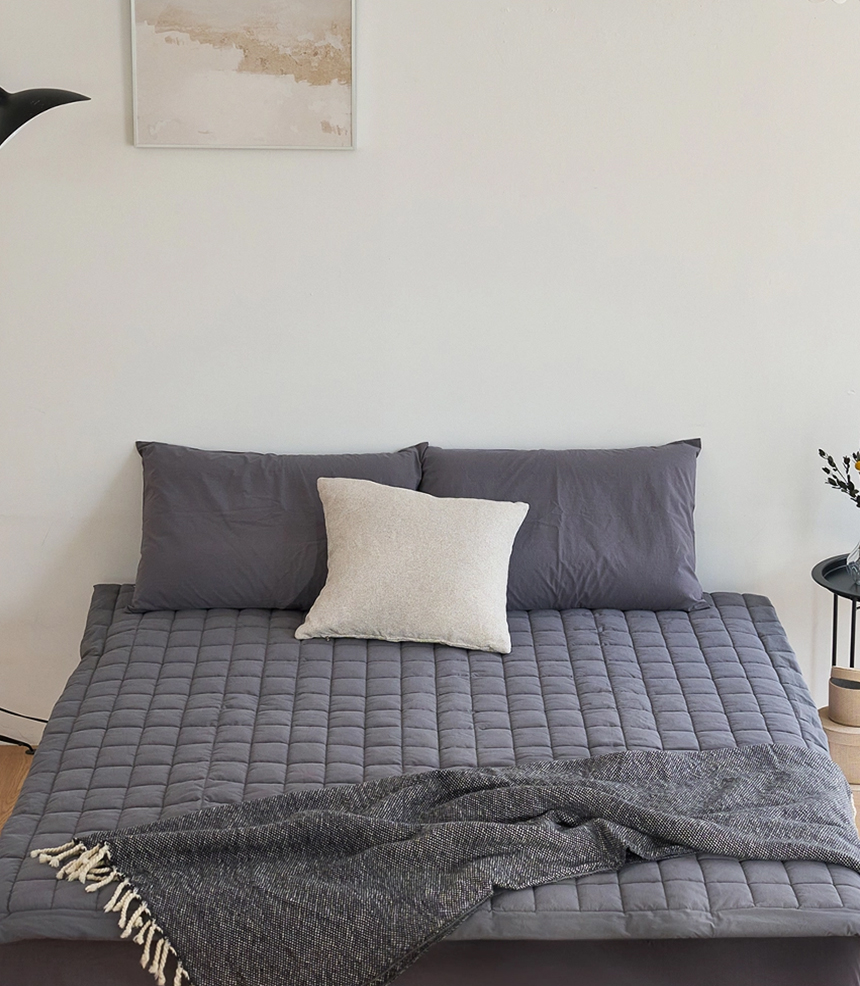 Dr.Friend Sleep Pad in charcoal displayed on a bed, creating a tidy and refined bedroom atmosphere