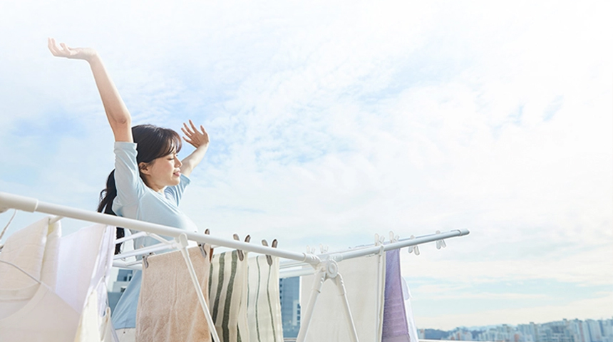 Lifestyle image introducing bio-washed fabric for the Dr.Friend Sleep Pad, emphasizing a soft and smooth bedding experience