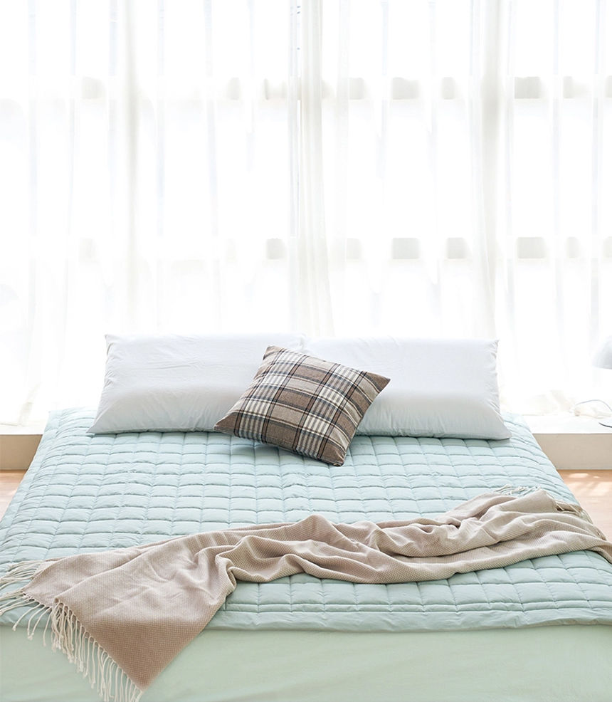 Dr.Friend Sleep Pad in mint displayed on a bed, creating a fresh and lively bedroom atmosphere